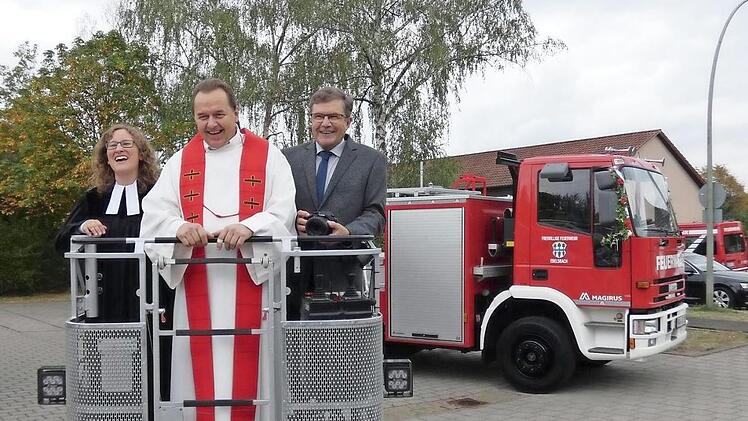 Es ging im Korb der neuen Drehleiter nach oben f&uuml;r Pfarrerin Sarah Schimmel, Pfarrer Maciej Rusin und B&uuml;rgermeister Walter Ziegler.