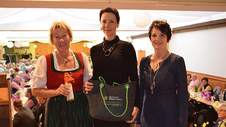 Von Heidi Bauersachs und Dagmar Hartleb gibt es eine Landfrauentasche mit regionalen Produkten für die Referentin Tanja Dworschak-Fleischmann. Foto: Gabi Bertram