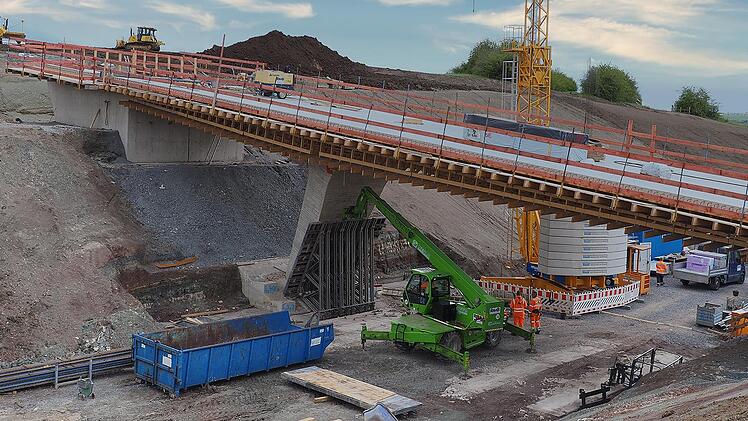 Ende Juli werden die Arbeiten an der neuen Brücke am Vogtendorfer Weg abgeschlossen sein.