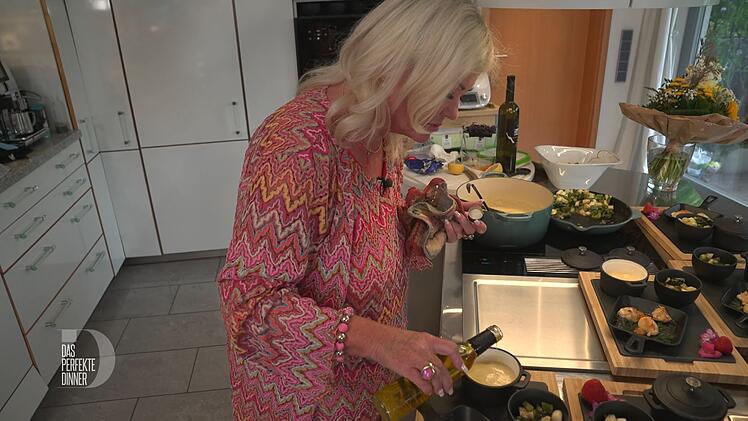 Ein Schuss Zitronenöl soll den Geschmack der Spargelsuppe abrunden.