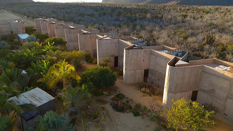 Im mexikanischen Bundesstaat Baja California Sur versteckt sich das Luxushotel Paradero. Zwei H&auml;userreihen rahmen zwischen Bergen und Feldern eine kleine Oase ein.