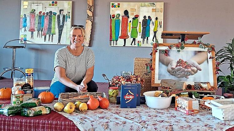 Deborath Berninghaus mit den Spenden f&uuml;r die Tafel Bad Kissingen. Gisela M&uuml;ller
