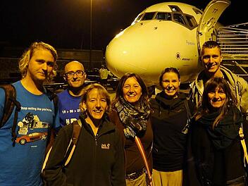 Glücklich angekommen: Peter Röder (hinten rechts) und seine Begleitcrew am Flughafen.  Ihn werden (von links) sein Bruder Jochen Röder,  die Schwiegereltern in spe, Roland und Sonja Fahlbusch,  Tante Marion Mahler,  Cousine Saskia Mahler und Mutter Christiane Röder beim Hawaii-Ironman kräftig anfeuern.  Fotos: privat/Röder