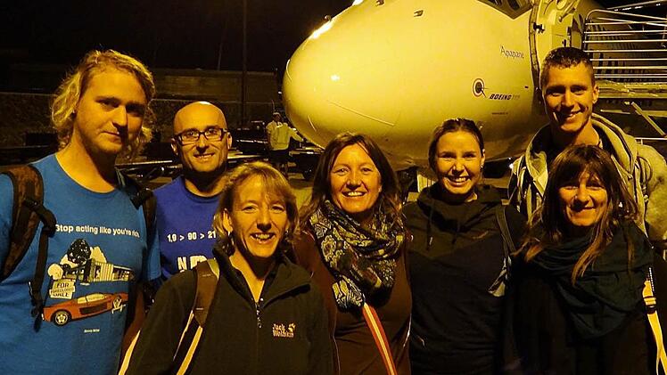 Glücklich angekommen: Peter Röder (hinten rechts) und seine Begleitcrew am Flughafen.  Ihn werden (von links) sein Bruder Jochen Röder,  die Schwiegereltern in spe, Roland und Sonja Fahlbusch,  Tante Marion Mahler,  Cousine Saskia Mahler und Mutter Christiane Röder beim Hawaii-Ironman kräftig anfeuern.  Fotos: privat/Röder