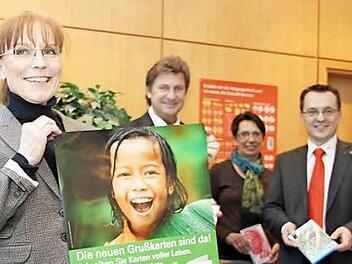 Inge Düreth, Sprecherin der Unicef-Arbeitsgruppe hofft auf viele Kunden des Aktionsstands in der Sparkasse. Die Grußkarten finanzieren die Kindernothilfe in Krisengebieten. Foto: Dagmar Besand