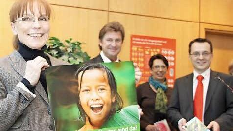 Inge Düreth, Sprecherin der Unicef-Arbeitsgruppe hofft auf viele Kunden des Aktionsstands in der Sparkasse. Die Grußkarten finanzieren die Kindernothilfe in Krisengebieten. Foto: Dagmar Besand