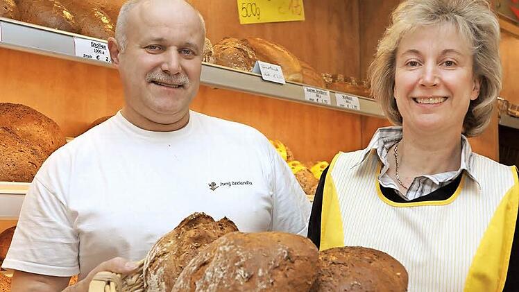 Walter und Elke Emmert werden auf dem Markt eine Auswahl ihrer Backwaren anbieten. Foto: Arkadius Guzy