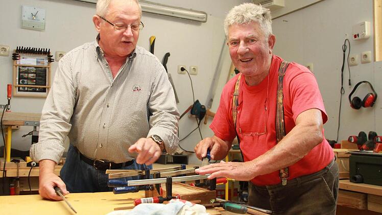 Die Hobby-Schreiner Gerd Deichsel und Horst Wirth können sich ein Leben ohne ihre vielfältigen Einsätze für das Mehrgenerationenhaus gar nicht mehr vorstellen.