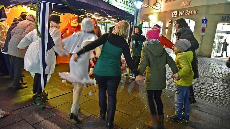 Vor dem Eiscafé Cortina wurde getanzt. Foto: Gabi Arnold