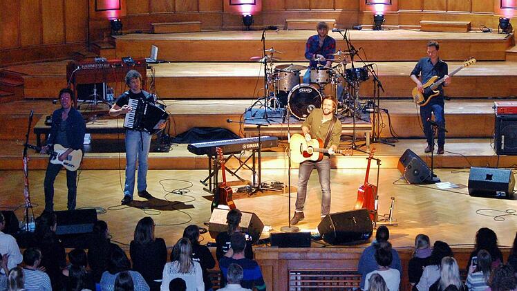 Sänger Tom Beck (Mitte) und seine "Horny Honks" brachten die Fans im Regentenbau zum Toben.  Foto: Dobschütz