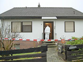 Wird es einen neuen Ortstermin im Eichenweg 6 in Beiersdorf geben? Das Haus, in dem Wolfgang R. brutal ermordet wurde, ist mittlerweile verkauft.  Fotos: Oliver Schmidt / Polizei