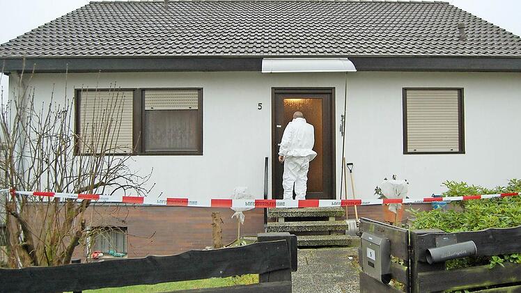 Wird es einen neuen Ortstermin im Eichenweg 6 in Beiersdorf geben? Das Haus, in dem Wolfgang R. brutal ermordet wurde, ist mittlerweile verkauft.  Fotos: Oliver Schmidt / Polizei