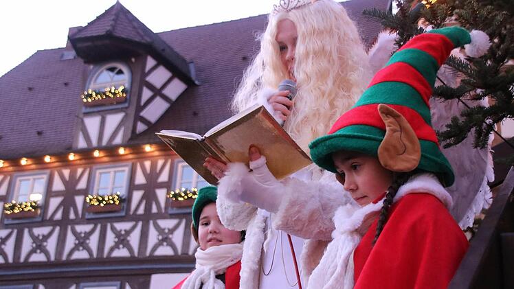 Das Christkind (Judith Reitelbach) las den Prolog und eröffnete mit den beiden Wichteln (Elisabeth Brecht und Angeliki Nikomanis) den Markt.