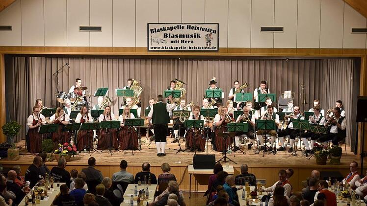 Als besonderer Kenner und Könner der böhmischen Musik bewies sich wieder einmal die Blaskapelle Hofstetten mit ihrem Dirigenten Klaus Rambacher, Foto: Gerold Snater