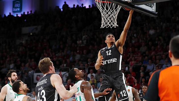 Der Ex-Bamberger Brad Wanamaker (M.) kann nur noch zusehen, wie Maodo Lo per Korbleger erfolgreich abschlie&szlig;t. Fotos: Daniel L&ouml;b