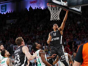 Der Ex-Bamberger Brad Wanamaker (M.) kann nur noch zusehen, wie Maodo Lo per Korbleger erfolgreich abschließt. Fotos: Daniel Löb