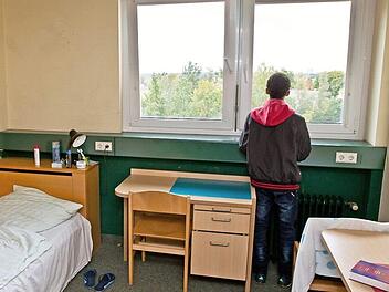 So trostlos und langweilig wie auf diesem Bild wird es für die von der Arbeiterwohlfahrt betreuten unbegleiteten minderjährigen Flüchtlinge aus Kulmbach auf ihrer Fahrt in die Oberpfalz der hoffentlich nicht werden. Die Bierfest-Gaudi aber werden sie verpassen.  Foto: dpa