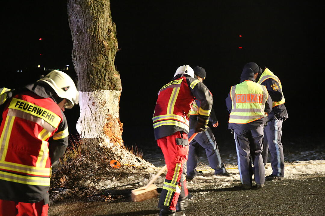 Autofahrerin bei Ahornberg fährt frontal gegen Baum