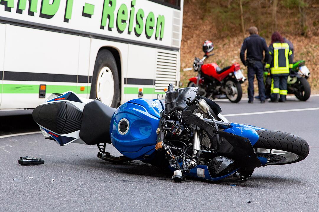Motorrad kollidiert mit Linienbus: Coburger stirbt bei Unfall in Thüringen