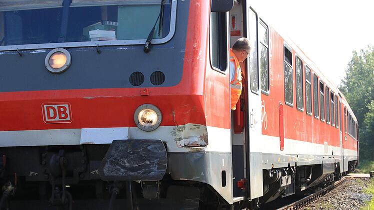 Ein Regionalexpress ist am Dienstagmorgen im Landkreis Miltenberg gegen einen Lkw geprallt. Foto: NEWS5 / Merzbach