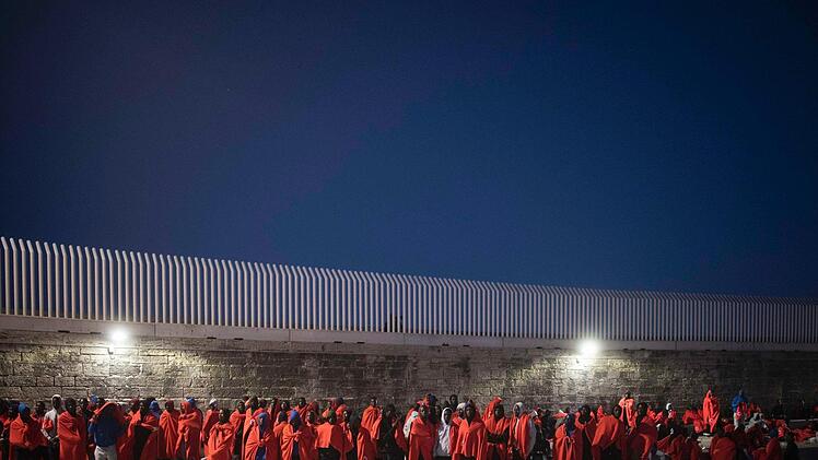 Flüchtlinge nach ihrer Rettung in der Straße von Gibraltar am Hafen von Tarifa. Marcos Moreno/AP/dpa
