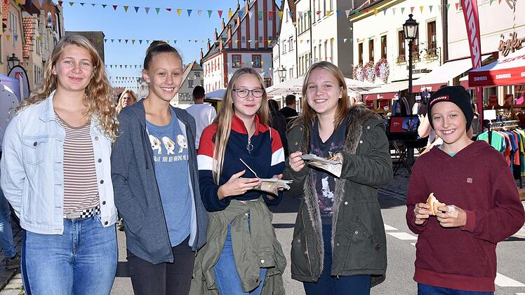 Kate, Nele, Ida-Charlotte, Jana und Jan-Niklas (von links) aus Haßfurt genossen das Haßfurter Straßenfest in vollen Zügen.Ulrike Langer