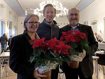 GAL-Vorstandsmitglied Christian Hader (Mitte) gratuliert am Rande der Vollsitzung Petra Friedrich und Wolfgang Grader. Foto: p