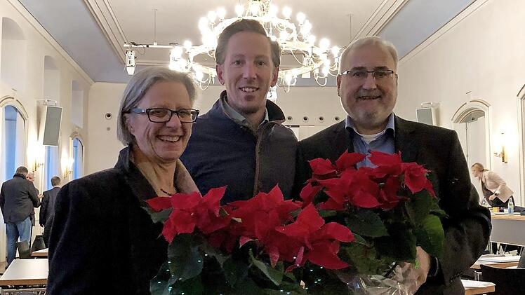 GAL-Vorstandsmitglied Christian Hader (Mitte) gratuliert am Rande der Vollsitzung Petra Friedrich und Wolfgang Grader. Foto: p