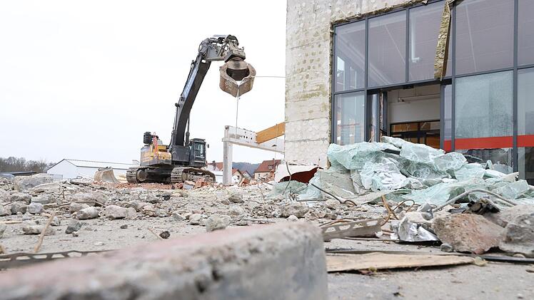 Viel ist vom ehemaligen Hagebaumarkt in der Siechenangerstraße nicht mehr zu sehen. Foto: Marian Hamacher