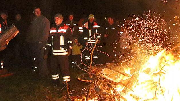 Mit Mahnfeuern an markanten Punkten wie hier bei Lahm machten Landwirte aus dem Coburger Land auf ihre Probleme mit der Agrarpolitik aufmerksam.  Fotos: Michael Stelzner