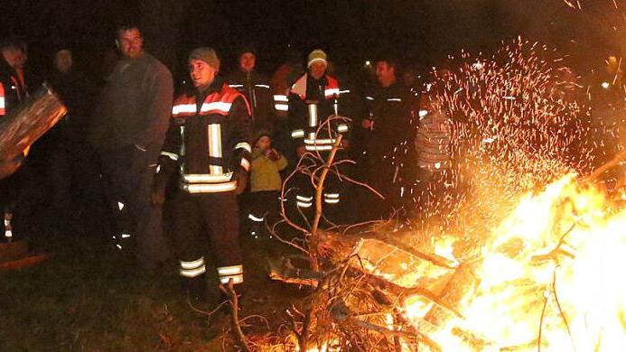 Mit Mahnfeuern an markanten Punkten wie hier bei Lahm machten Landwirte aus dem Coburger Land auf ihre Probleme mit der Agrarpolitik aufmerksam.  Fotos: Michael Stelzner