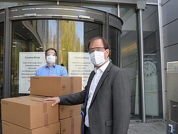 Prokurist Oliver Amon (l.)  dankt vor dem Klinikum in Forchheim Dietmar Drummer f&uuml;r die Lieferung von 1000 Schutzbrillen. Foto: PR