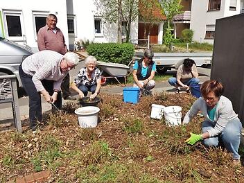 Die Bürgercafé-Damen scheuen keine Arbeit. Bei Bedarf helfen sie sogar bei der Pflege der Grünanlagen um das Seniorenzentrum. Foto: Kleinert