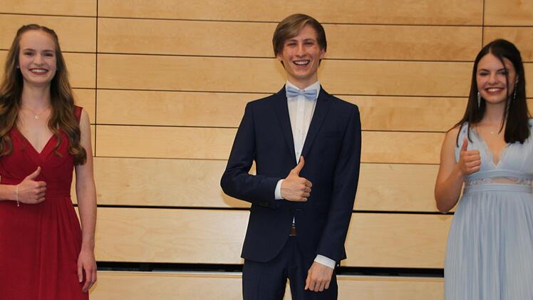 Daumen hoch für eine erfolgreiche Zukunft: die drei Schulbesten des Abiturjahrgangs am Gymnasium Burgkunstadt, von links Nele Dumproff, Julian Barnickel und Lena Rüttinger