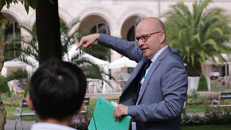 Oberbürgermeister Dirk Vogel (SPD) redet mit den Kindern über die Welterbe-Bewerbung. Foto: Benedikt Borst