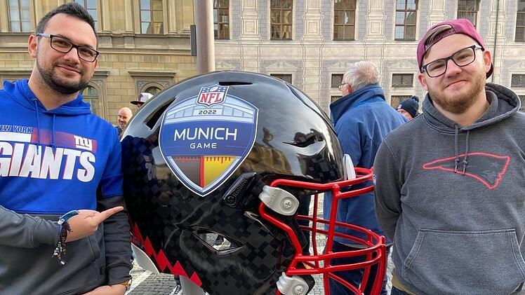 Christopher Meindl (links) und Nils Weigand am Münchner Odeonsplatz bei der Ausstellung der übergroßen Football-Helme aller NFL-Teams. Foto: Jens Weigand