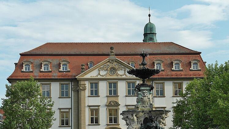 Erlangens Universität präsentiert der Öffentlichkeit zwei Ausstellungen aus unterschiedlichen Bereichen.