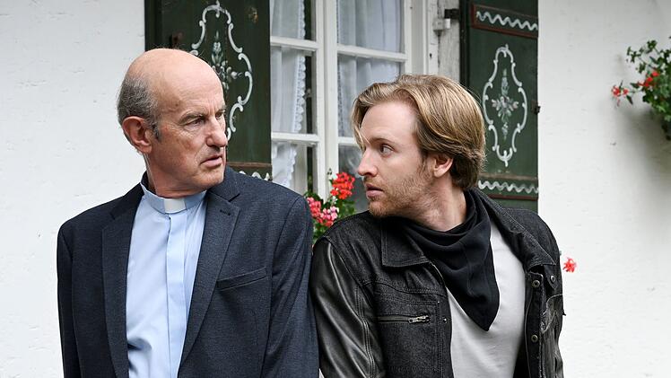 Was verbirgt Arthur? In Pfarrer Sonnleitner (Johannes Herrschmann, links) w&auml;chst der Verdacht, das mit seinem entfernten Verwandten (Timur Bartels) etwas nicht stimmt.