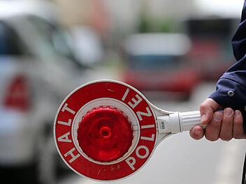 Anhalten wollte der Fahrer des weinroten Audis nicht - im Gegenteil. Symbolbild: Oliver Berg/dpa