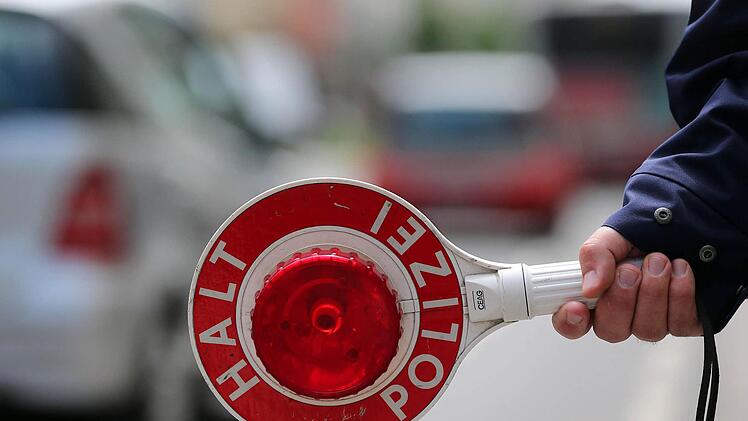 Anhalten wollte der Fahrer des weinroten Audis nicht - im Gegenteil. Symbolbild: Oliver Berg/dpa