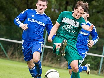 Bei Kapitän Philipp Lämmert vom TSV Neudrossenfeld (grünes Trikot) hat sich der Verdacht auf Meniskusschaden nicht bestätigt. Fraglich aber, ob er gegen Pettstadt auflaufen kann. Foto: Alexander Muck