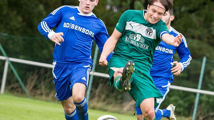 Bei Kapitän Philipp Lämmert vom TSV Neudrossenfeld (grünes Trikot) hat sich der Verdacht auf Meniskusschaden nicht bestätigt. Fraglich aber, ob er gegen Pettstadt auflaufen kann. Foto: Alexander Muck