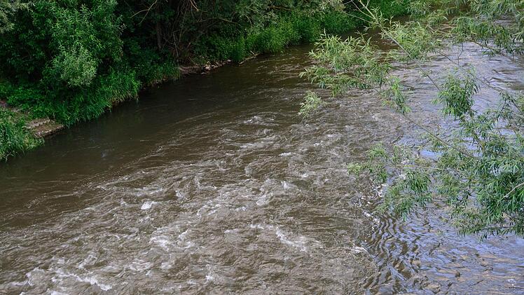Die Saale - Im Zuge des Radwegekonzeptes des Landkreises wird bei Bad Bocklet Richtung Aschach ein neuer Steg über den Fluss gebaut. Foto: Björn Hein
