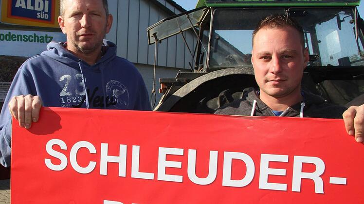 "Schleuderpreise zerstören die Landwirtschaft", prangern Claus Pühn (links) und Dominik Schmitt an.