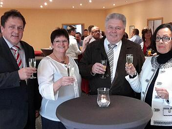 Mit einem Gläschen Sekt auf den wohlverdienten Ruhestand stoßen (von rechts nach links) Elke Heidelmeier, der langjährige Mitarbeiter Josef Reinmann, Elvira Reinmann und Hans-Jörg Heidelmeier an. Foto: Rolf Pralle