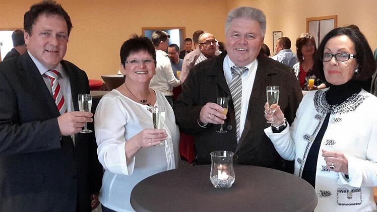 Mit einem Gläschen Sekt auf den wohlverdienten Ruhestand stoßen (von rechts nach links) Elke Heidelmeier, der langjährige Mitarbeiter Josef Reinmann, Elvira Reinmann und Hans-Jörg Heidelmeier an. Foto: Rolf Pralle