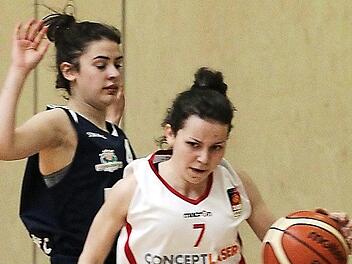Jana Barth l&auml;sst Elisa Dapper (l.) vom Team Mittelhessen stehen und leitet einen Angriff der DJK Brose Bamberg ein. Foto: sportpress
