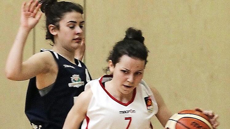 Jana Barth l&auml;sst Elisa Dapper (l.) vom Team Mittelhessen stehen und leitet einen Angriff der DJK Brose Bamberg ein. Foto: sportpress