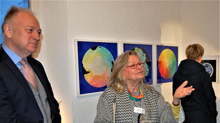 Künstlerin Burghard-Wörfel zeigt Bürgermeister Helmut Blank ihre Werke. Sigismund von Dobschütz