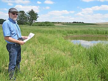 Frank Reißenweber vor dem noch recht jungen Gewässer.  Fotos: Rainer Lutz